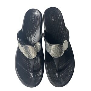 Crocs Sanrah Hammered Circle Wedge Thong Sandal Size 10 Black Metallic Comfort
